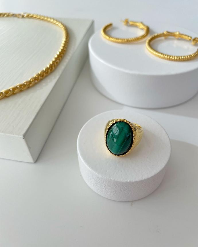 Foto anillo oro piedra verde Hissia